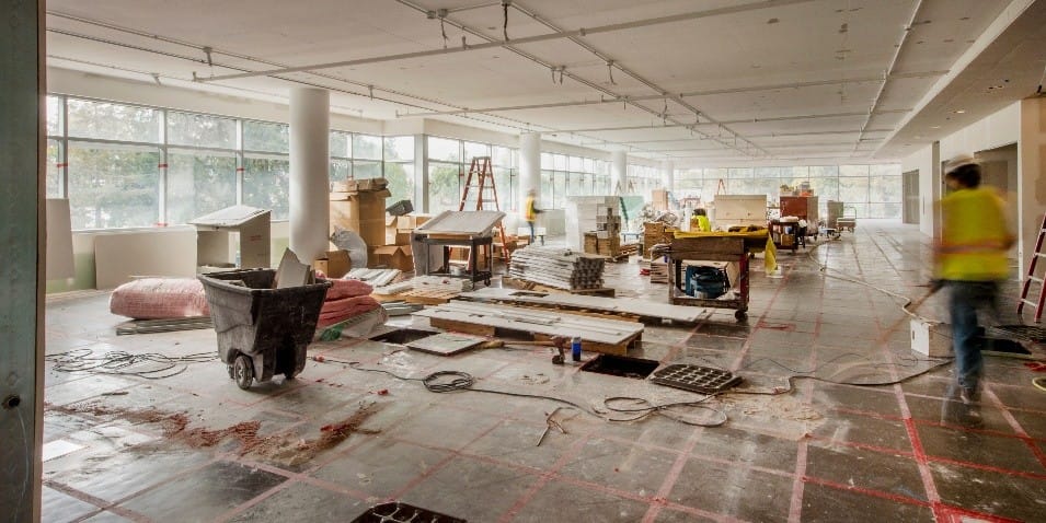 echipamente de șantier utilizate în sezonul rece într-un spațiu interior mare