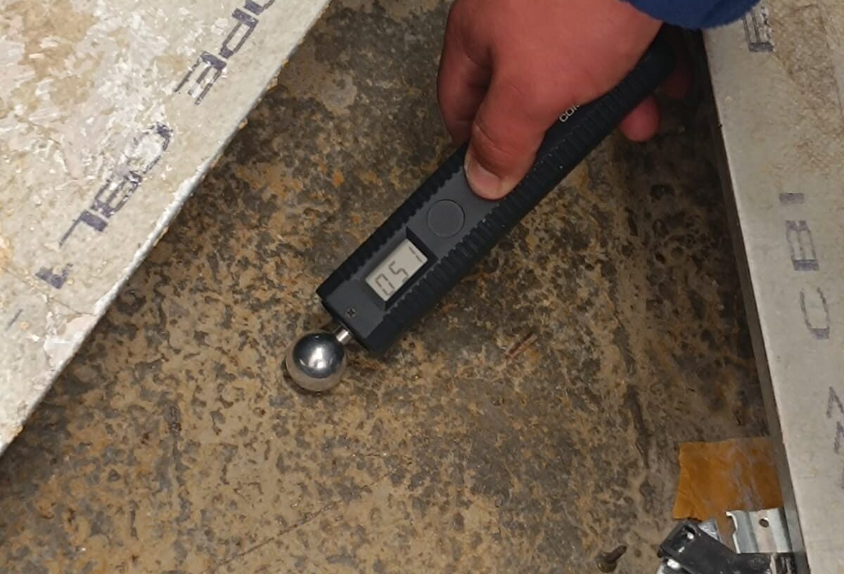 măsurarea umidității pe șantier cu umidometru pentru controlul uscării materialelor