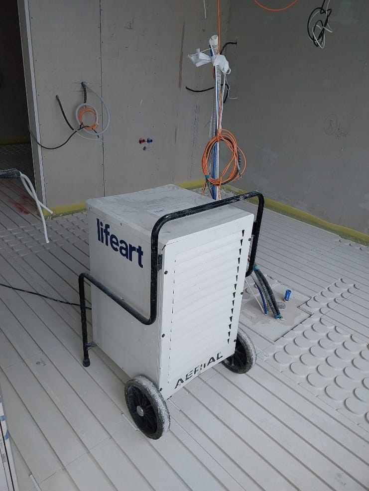 dezumidificator spatiu de birou